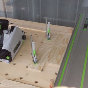 Zuschneiden der Schubladen anhand des Schnittplanes