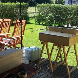 Vordergrund: Die Rahmenteile sind fertig gefräst
Hintergrund: mein selbst gebauter Frästisch