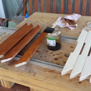 Und nun geht es ans Beizen. Die Rahmenteile sollen ja schließlich farblich zum Korpus passen.