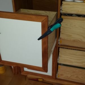 Doppelseitiges Klebeband auf die Schublade; Zur Sicherheit dann noch zwei Klemmen dran; Permanent fixiert mit vier Schrauben von innen.