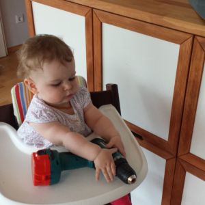 Ich glaub, Isabel wird auch mal eine Handwerkerin. Ihr gefällt mein ganzes Werkzeugsortiment.